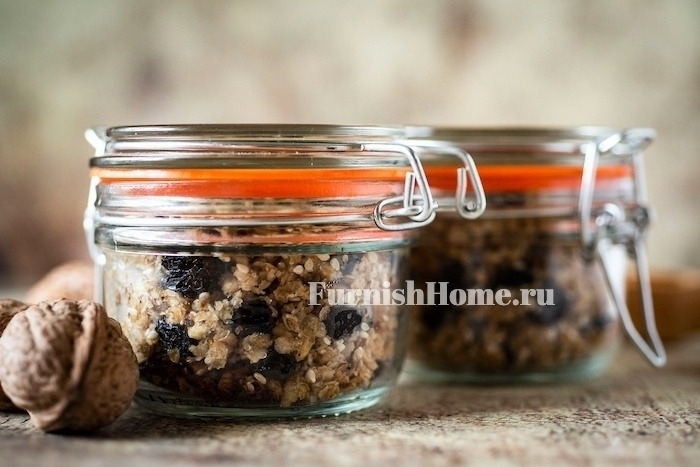 Гранола с грецкими орехами, изюмом и кунжутом