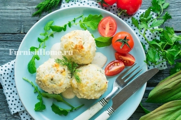 Куриные тефтели с булгуром запеченные в сметанном соусе
