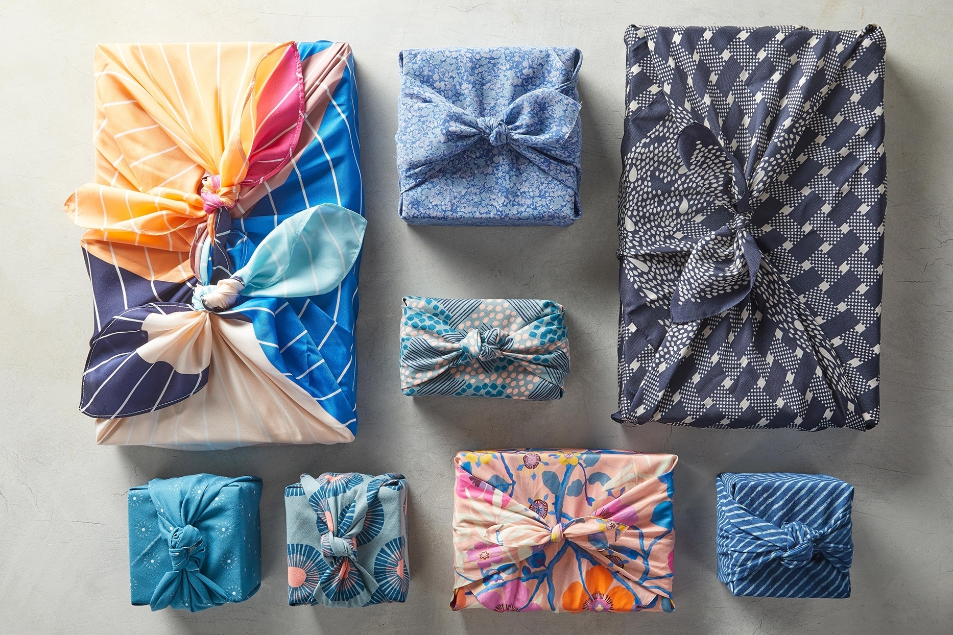 Узнайте, как красиво завернуть подарок в ткань