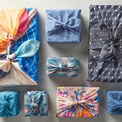 Узнайте, как красиво завернуть подарок в ткань