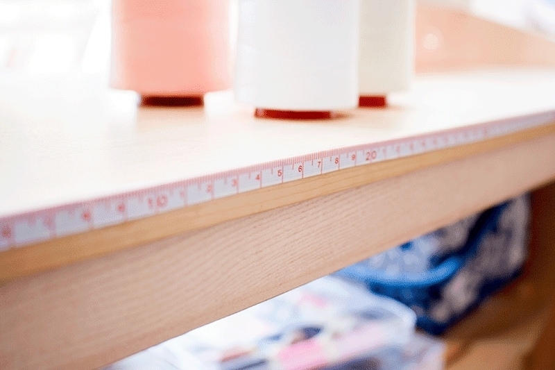 Как приклеить на швейный стол сантиметровую ленту