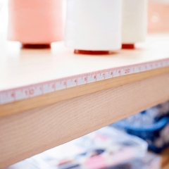 Как приклеить на швейный стол сантиметровую ленту