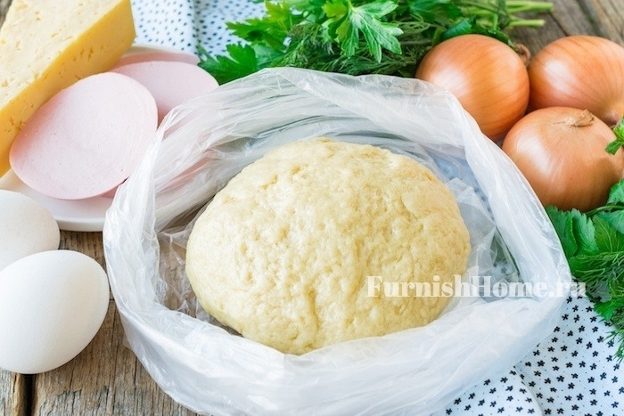 Луковый пирог с колбасой