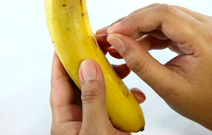 Зачем люди прокалывают банан иголкой?