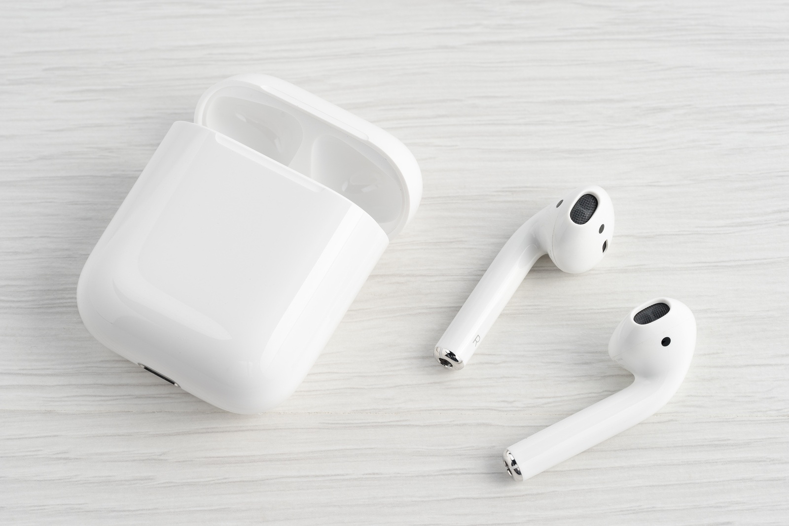 Все, что вам нужно знать о чистке наушников AirPods (и что делать с ушной серой) Все, что вам нужно знать о чистке наушников AirPods (и что делать с ушной серой)