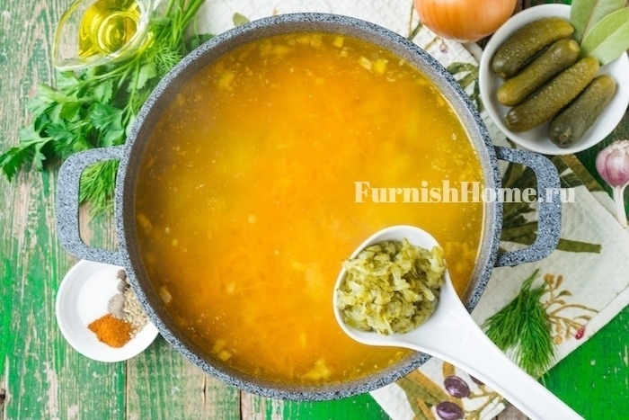 Суп с чесночными галушками и маринованными огурцами