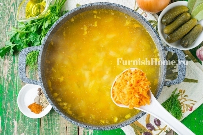 Суп с чесночными галушками и маринованными огурцами