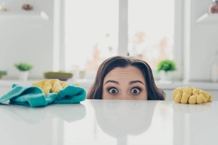 10 неприятных привычек людей, которые вызывают домработницу