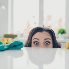 10 неприятных привычек людей, которые вызывают домработницу