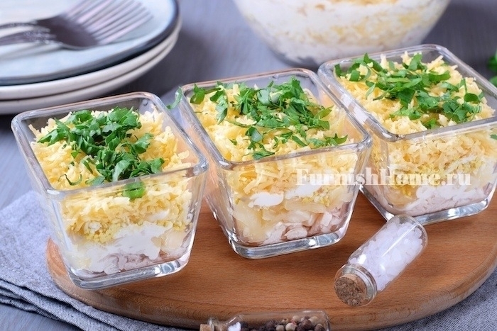 Слоеный салат с курицей, сыром и ананасами