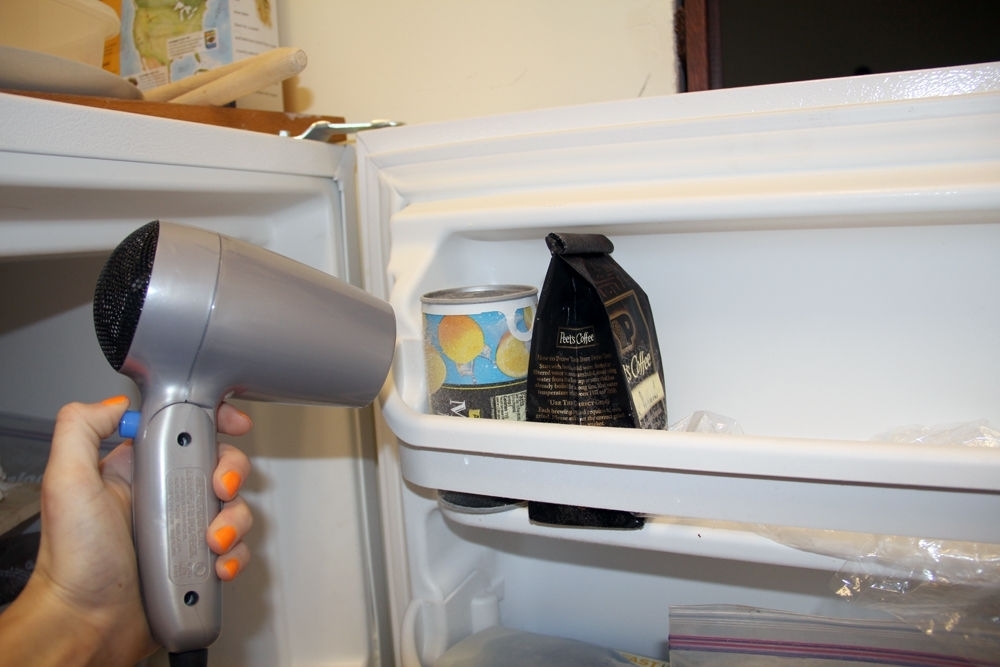 Интересно, можно ли размораживать холодильник феном?