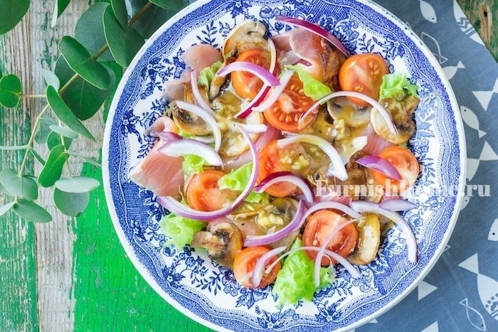 Салат с семгой, грибами и помидорами черри