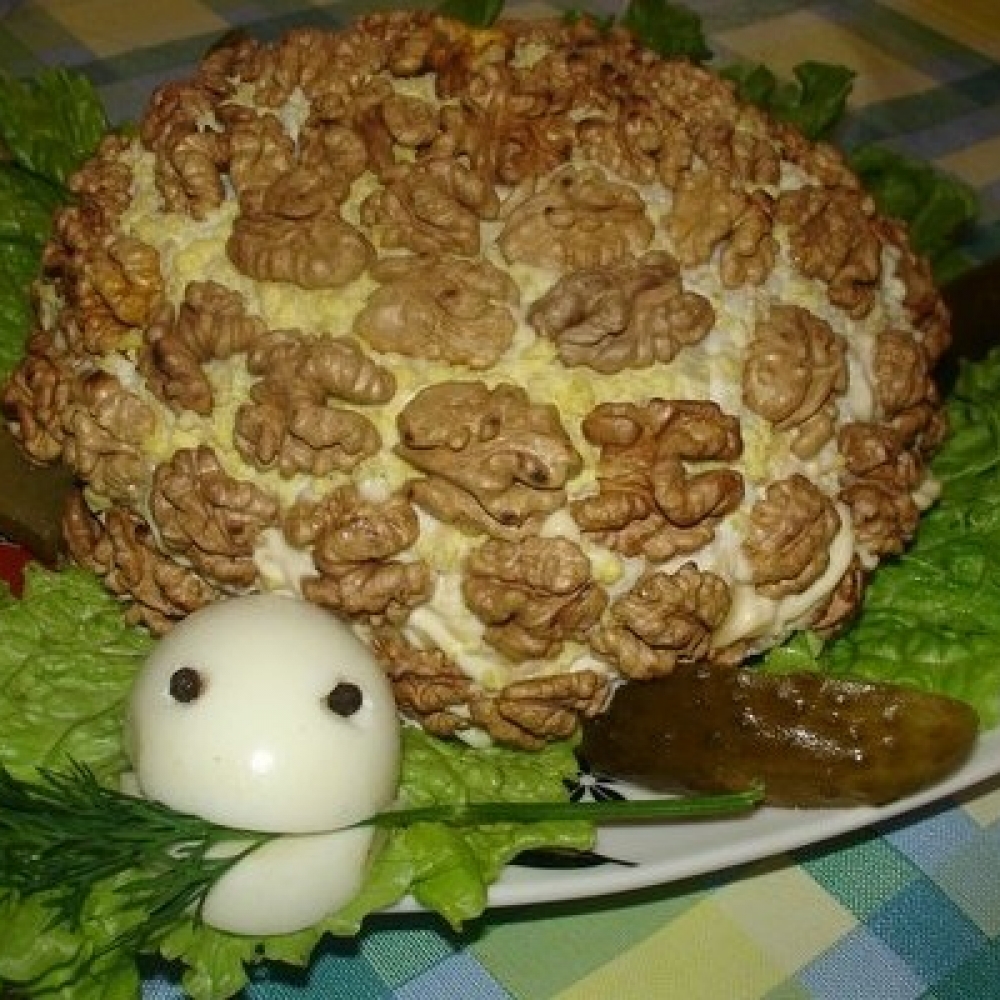Салат черепаха фото. Салат черепаха с курицей с грецкими орехами. Салат черепаха с курицей с грецкими орехами и черносливом. Салат Черепаший вальс. Салат черепашка с черносливом и грецкими.