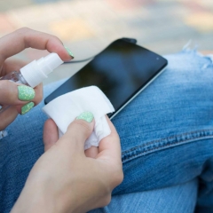 4 вещи, которые нужно знать, если вы используете дезинфицирующие салфетки для чистки телефона