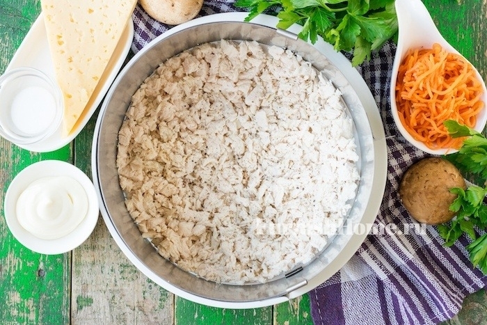 Салат с куриным филе, грибами и корейской морковью