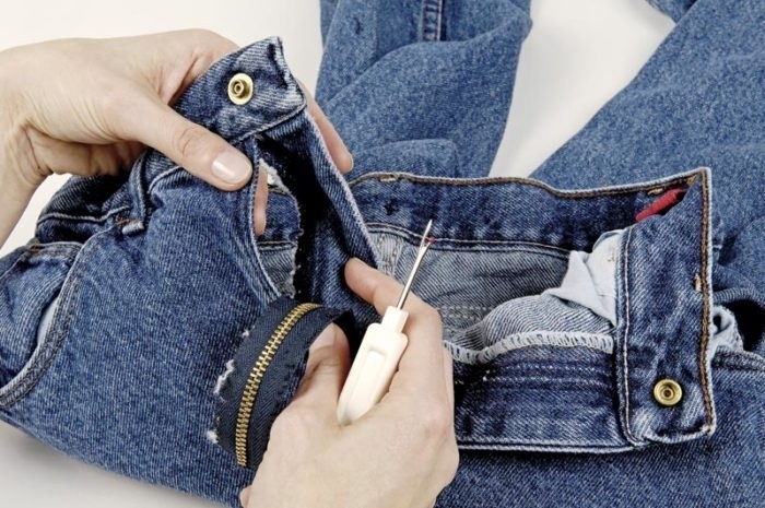 Как отремонтировать джинсы: даем любимым брюкам вторую жизньм