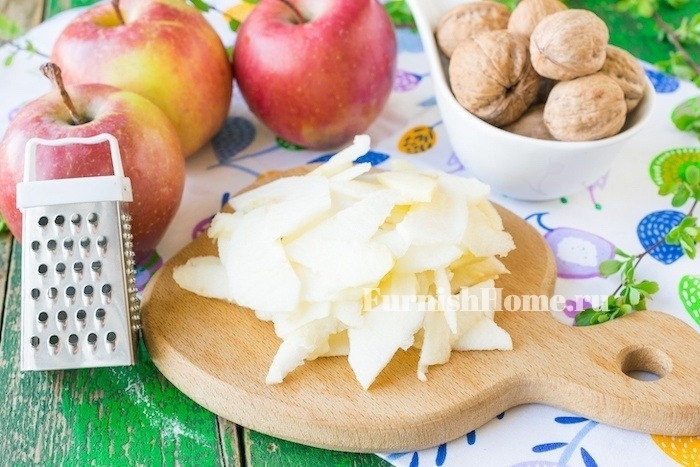 Шарлотка с грецким орехом