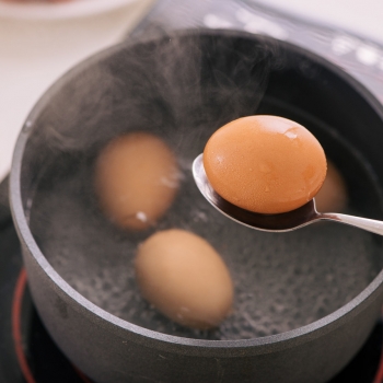 Почему нельзя выливать в раковину воду после варки яиц?