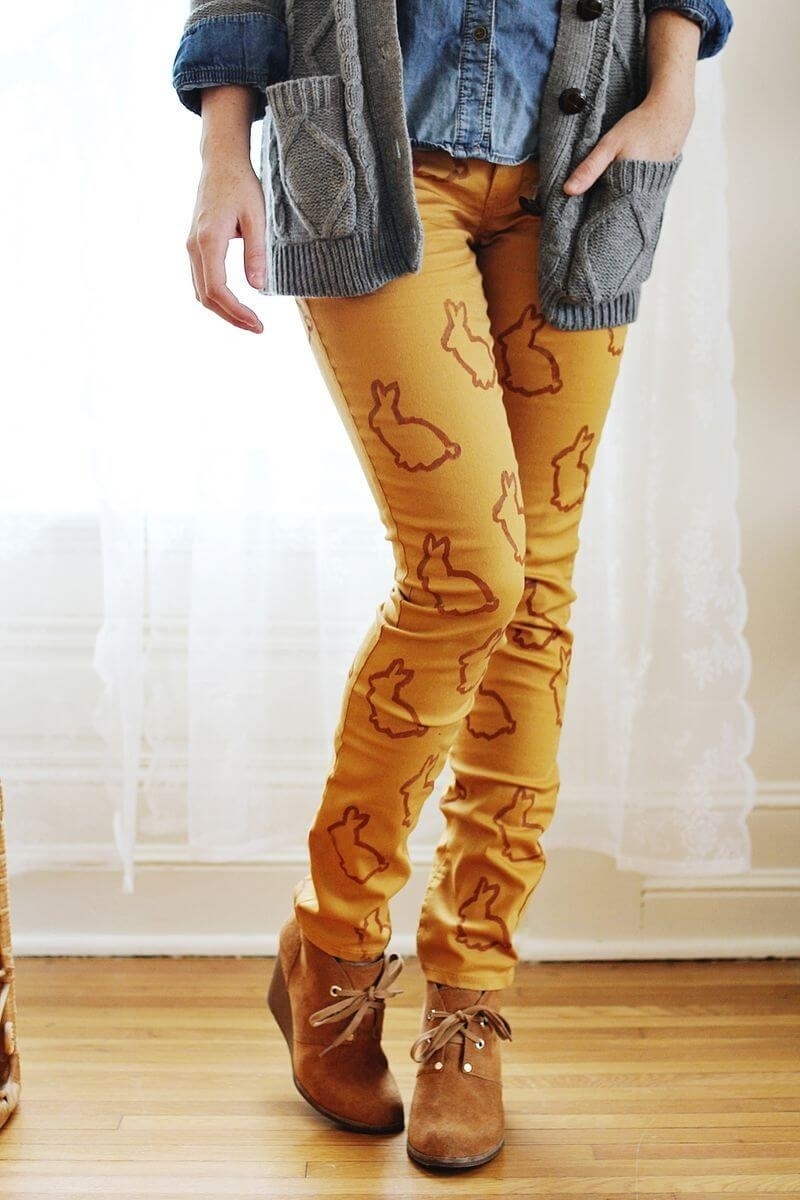 Выбираем стильные узоры на джинсах: тренды в одежде 2020