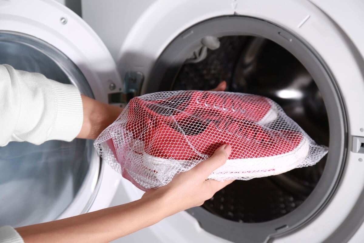 Читаем, как стирать кеды в стиральной машине правильно