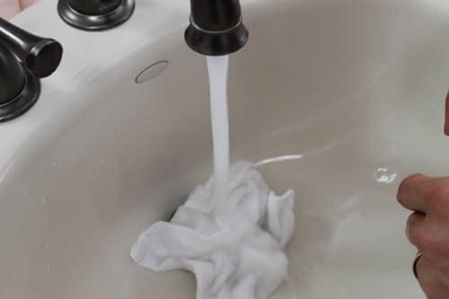 Горячее полотенце: способы сделать, применение в бытум