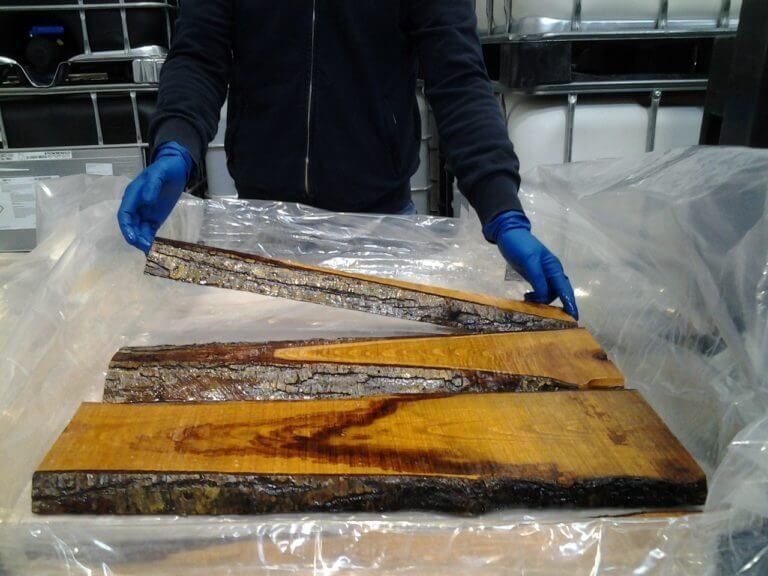 Эпоксидка для заливки. Опалубка для заливки эпоксидной смолой. Формы для заливки эпоксидной смолы. Эпоксидка в столярке. Полиэфирная смола для заливки.