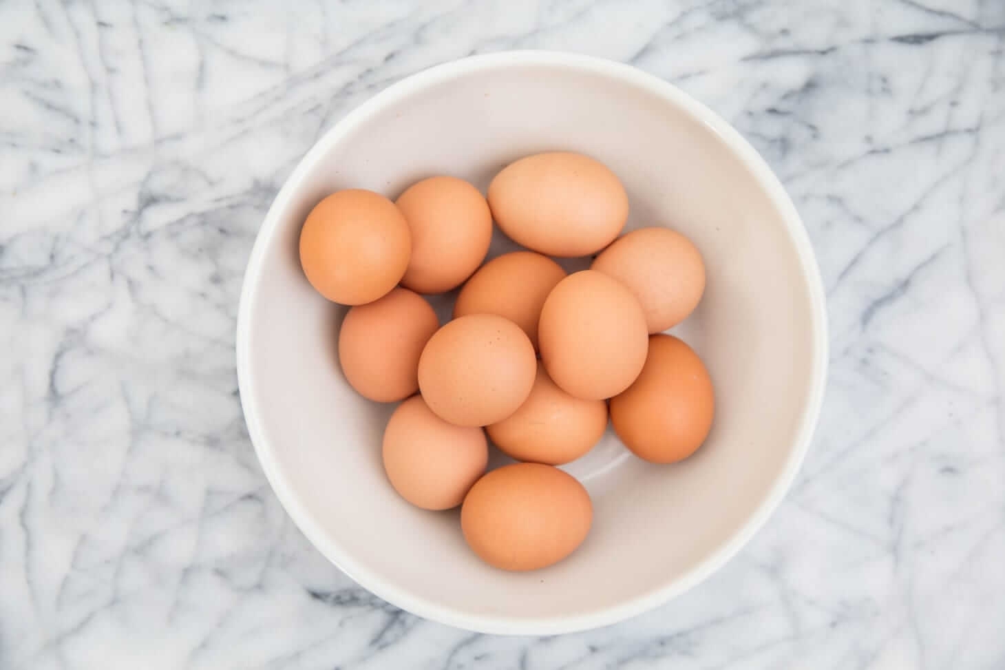 Какая разница между желтыми и белыми куриными яйцами?