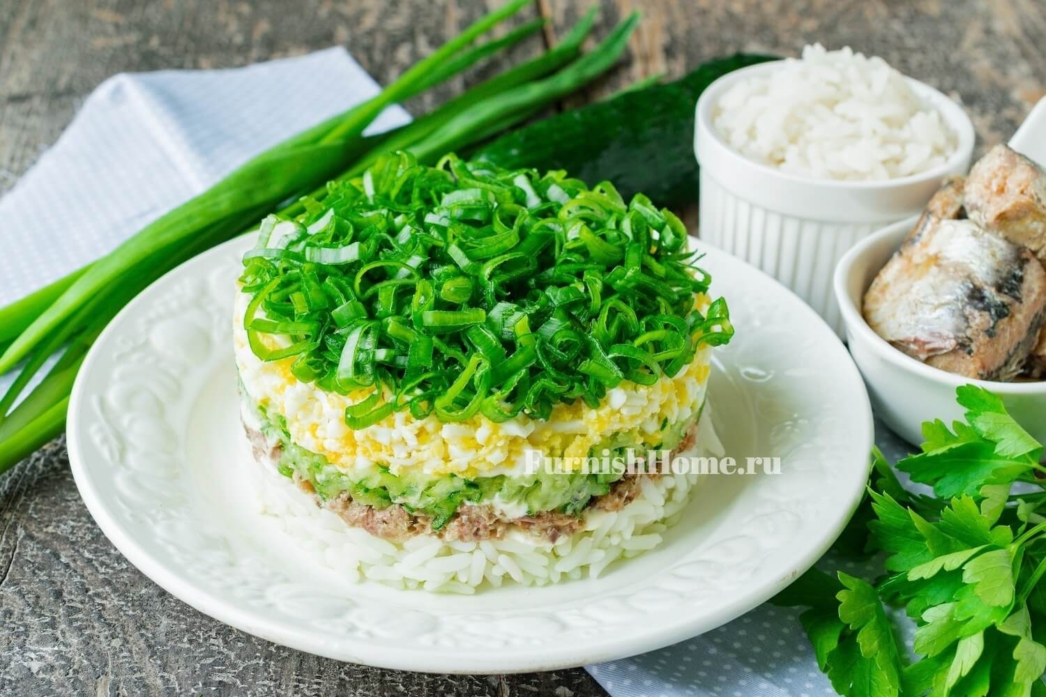 Салат из риса и рыбной консервы
