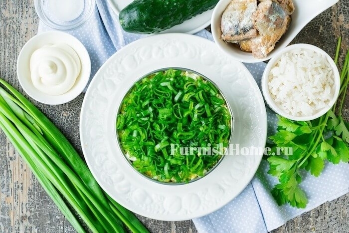 Салат из риса и рыбной консервы