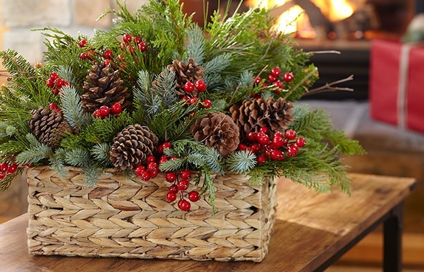 Новогодний декор: праздничная корзинка с еловыми веточками и сосновыми шишками (мастер-класс)