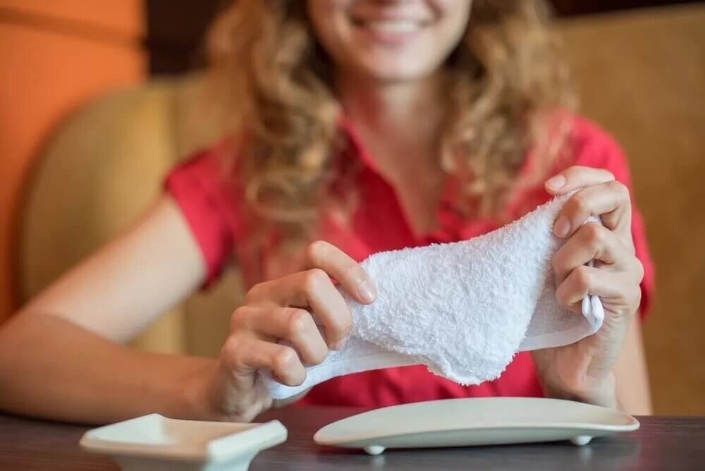 Горячее полотенце в ресторане: зачем его подают?