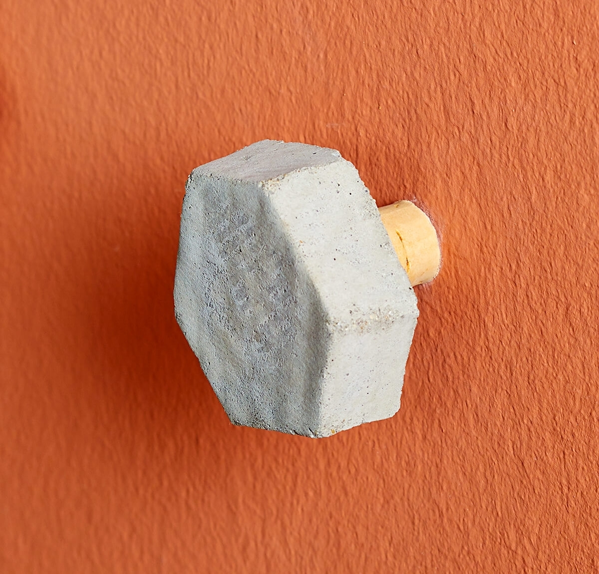 Как изготовить оригинальные настенные вешалки из бетона