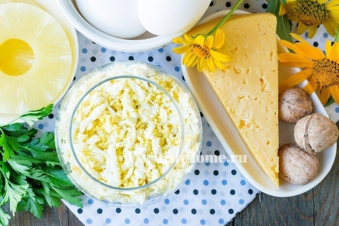 Салат с курицей и ананасами слоеный
