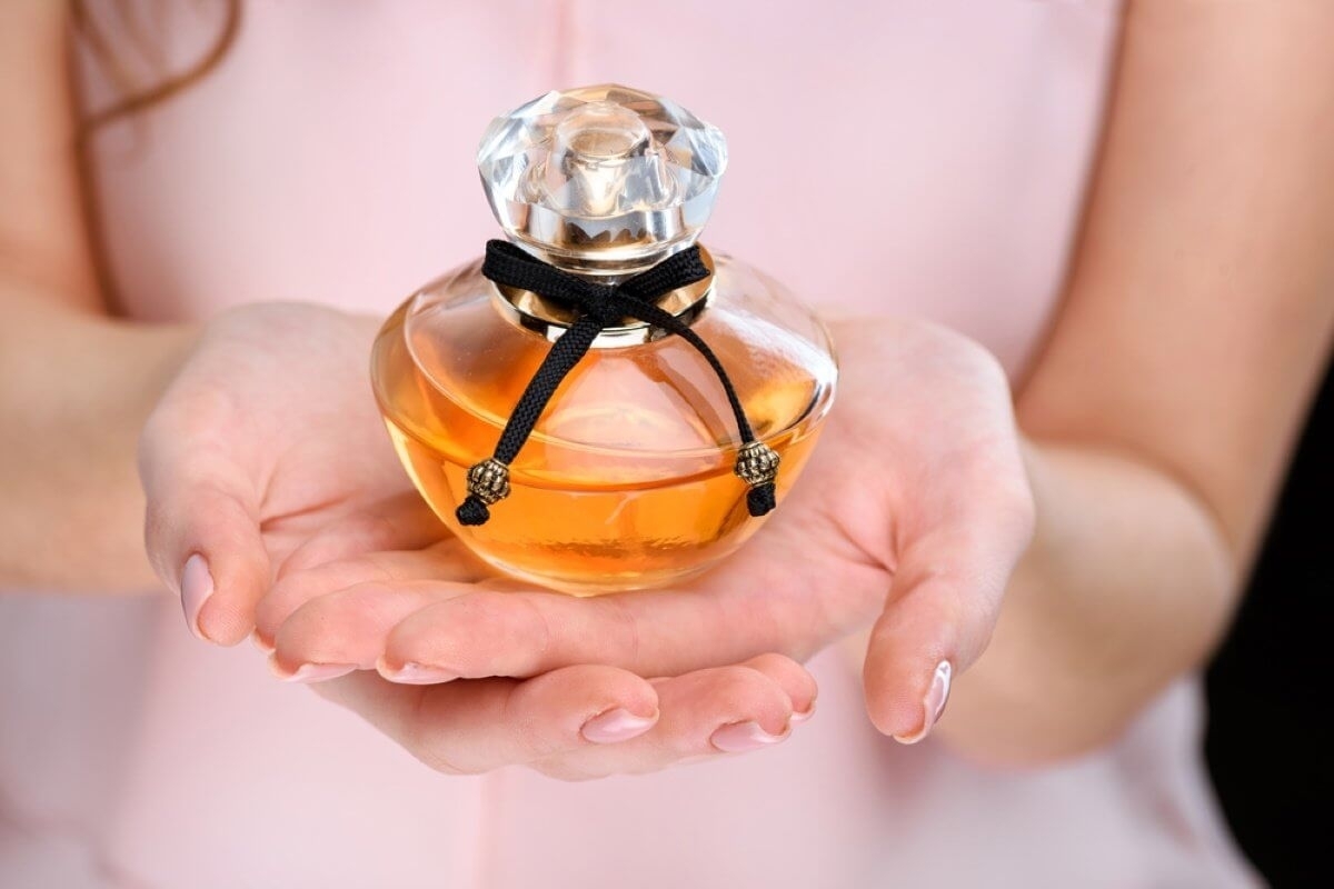 Как сохранить аромат любимых духов: 6 фишек для стойкости запаха