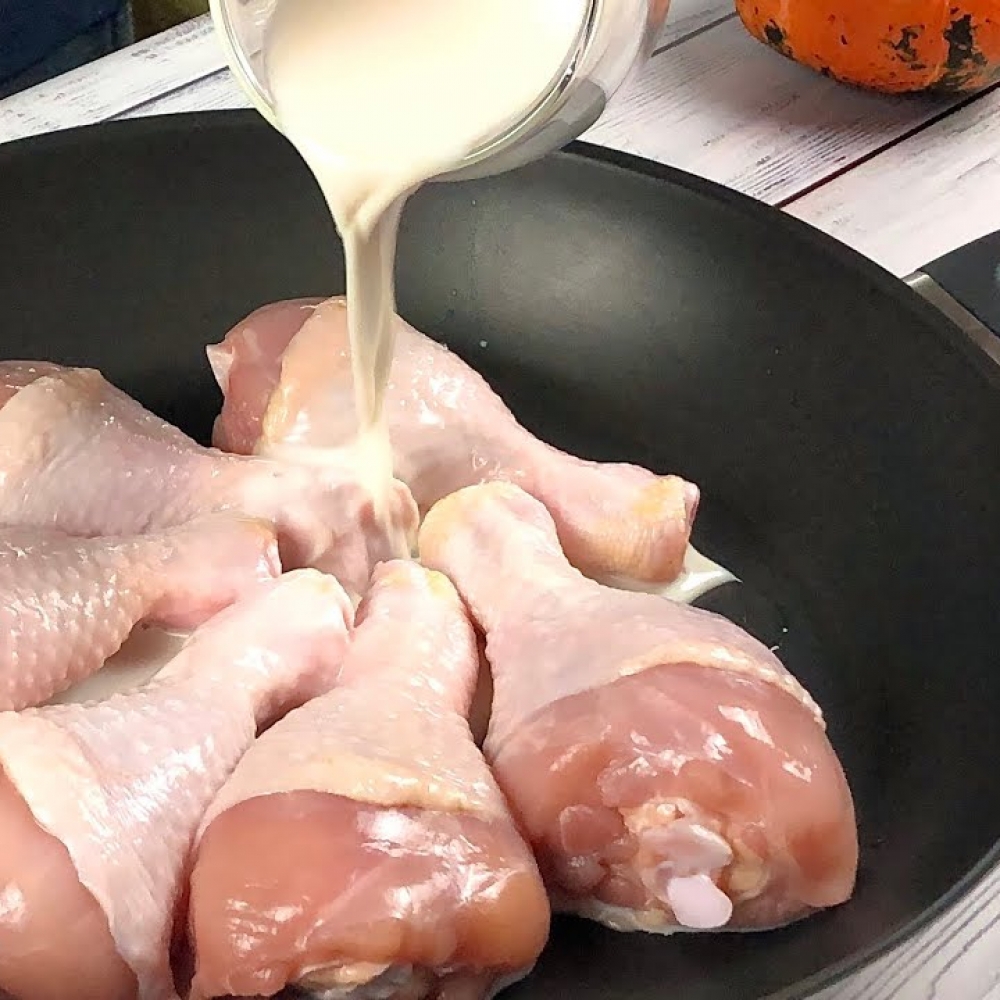 Курицам можно молоко. Курица с молоком на сковороде. Курица в молоке на сковороде. Никто так не жарит куриные окорочка.