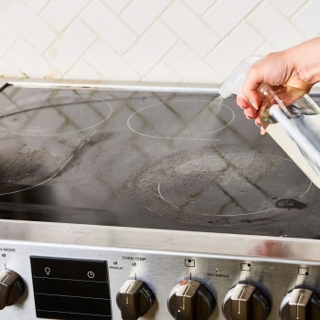 Нетрадиционный инструмент, который можно использовать для очистки кухонной плиты