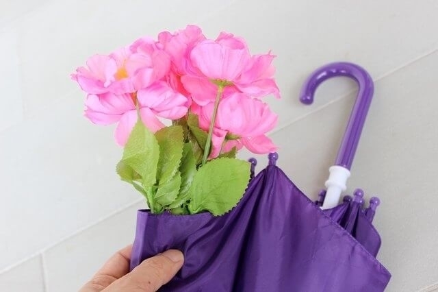 Как сделать вазу для цветов: зонтик с цветами и другие интересные идеи