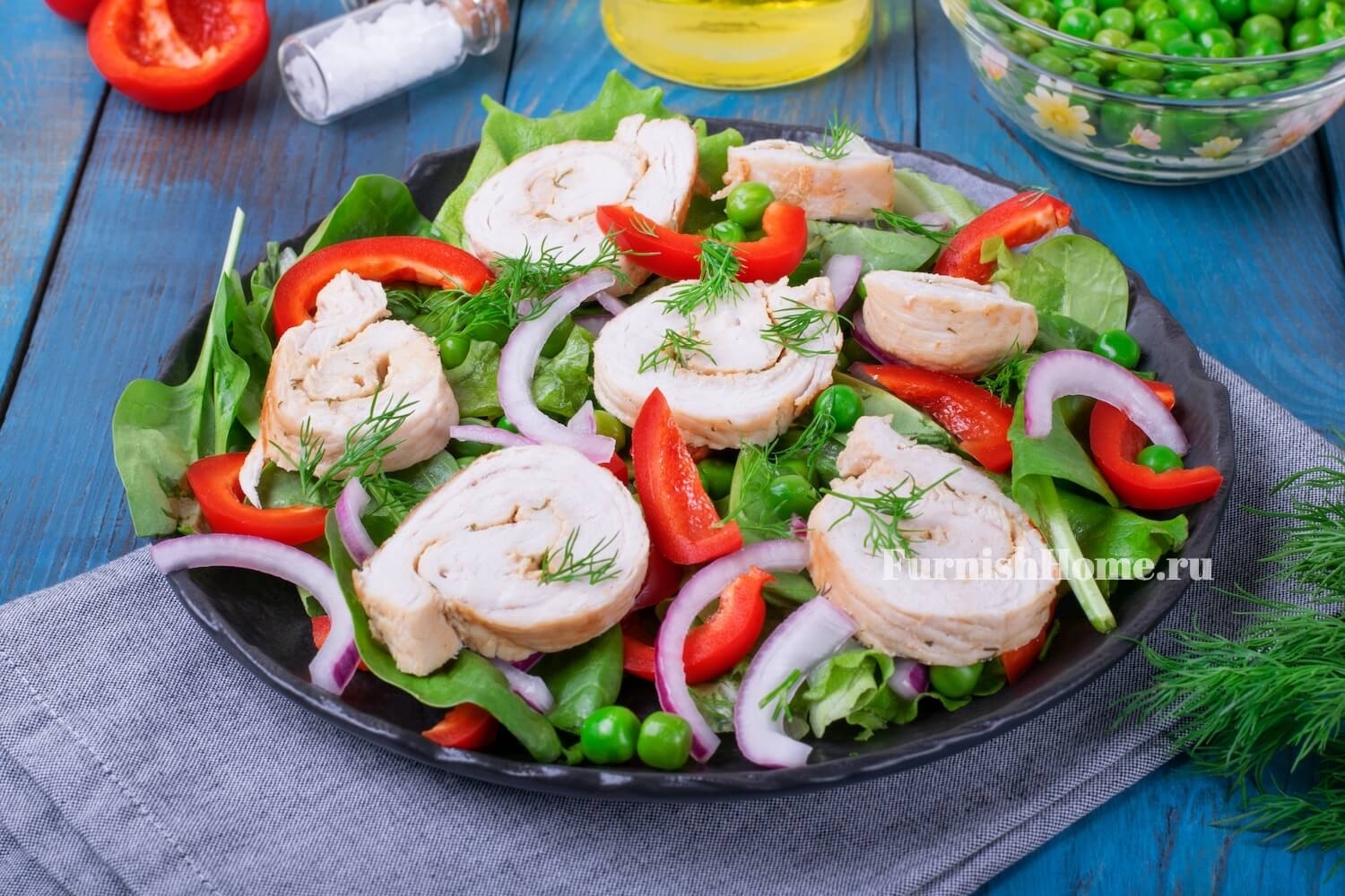 Салат с рулетиками из индейки