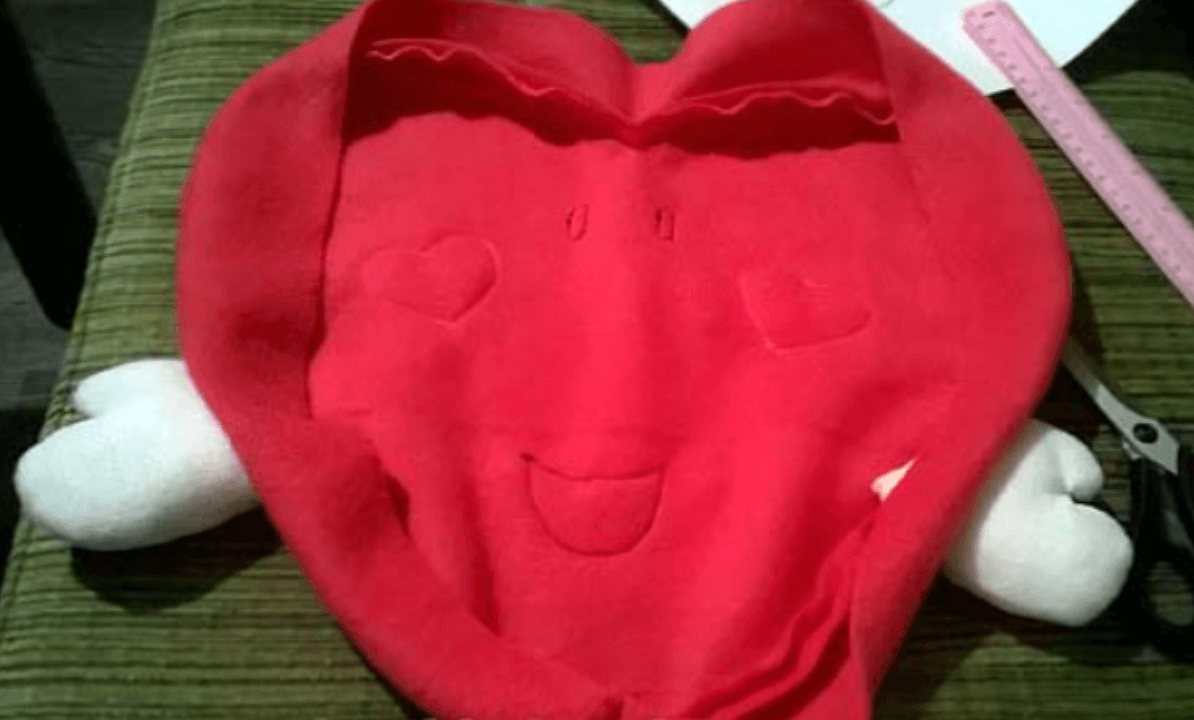 Шьем подушки в виде сердца: подарок ко Дню святого Валентина, милый декор своими руками