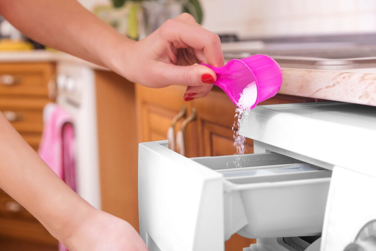 Сколько стирального порошка загружать в стиральную машину: стирка белого постельного белья и другие полезности