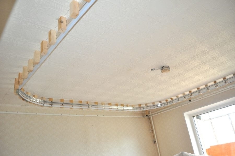 Как сделать натяжной потолок волнами: монтаж каркаса и необходимый инструмент