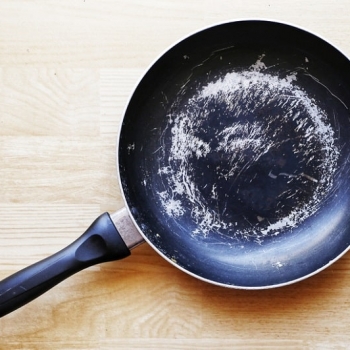 Шок-контент из Tik Tok: гениальный и простой способ восстановить антипригарное покрытие на сковороде
