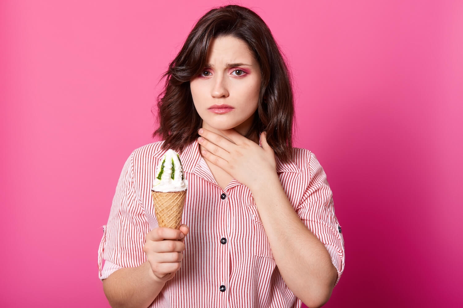 Мороженое когда болит горло: миф или реальность? Можно ли побаловать себя холодным во время болезни?