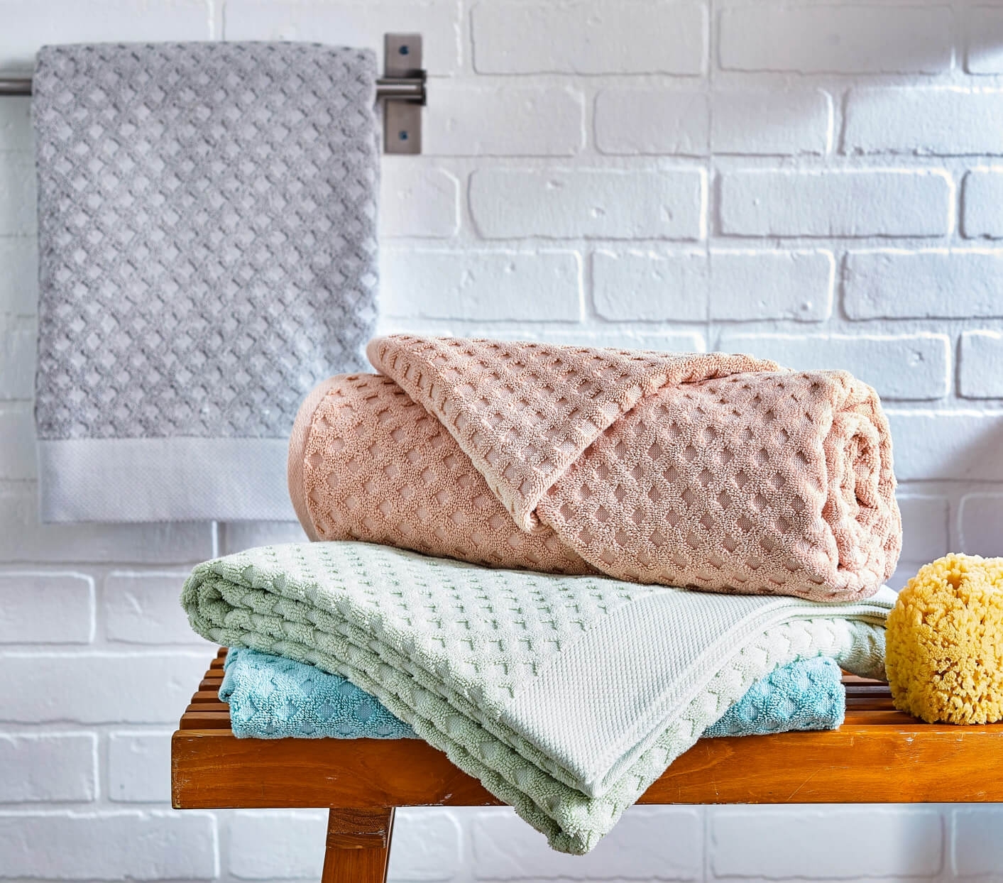 Как складывать полотенца: правильные и красивые способы их хранения