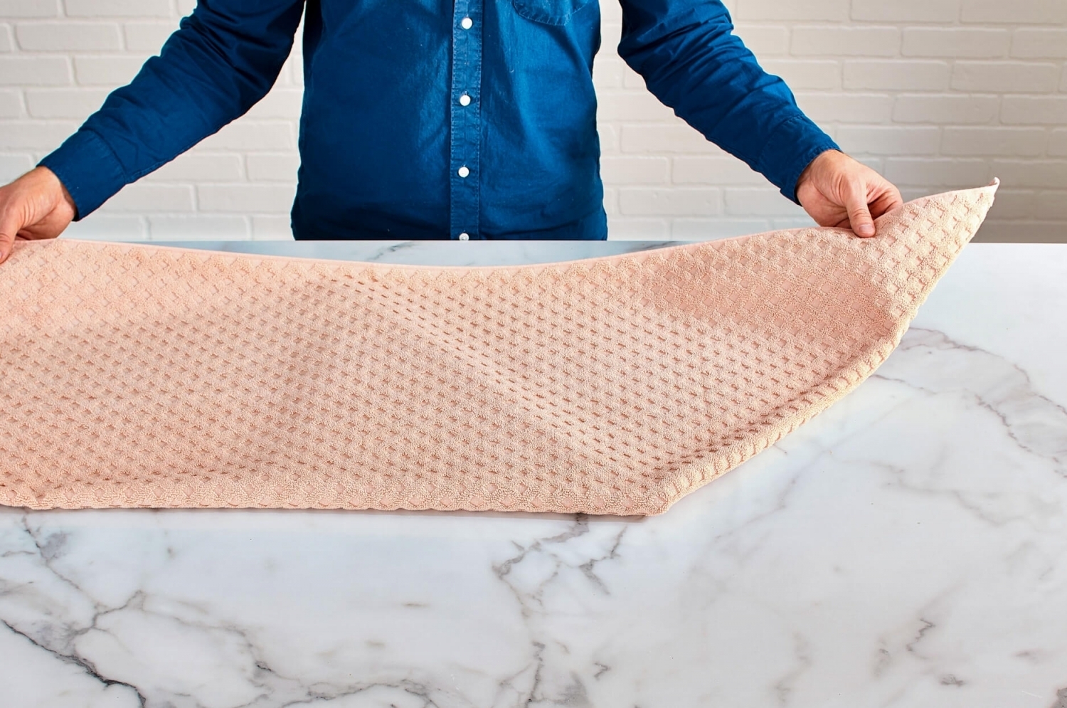 Как складывать полотенца: правильные и красивые способы хранения