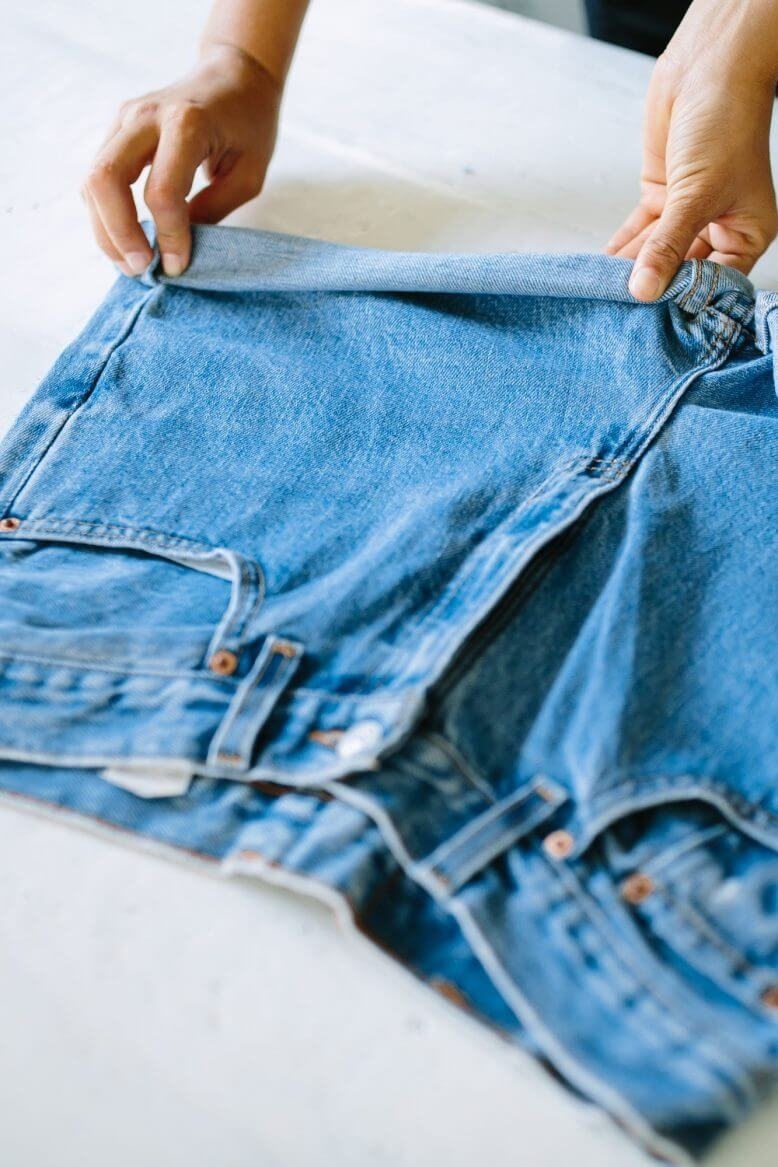 Модный летний образ: короткие шорты из старых джинсов своими руками.