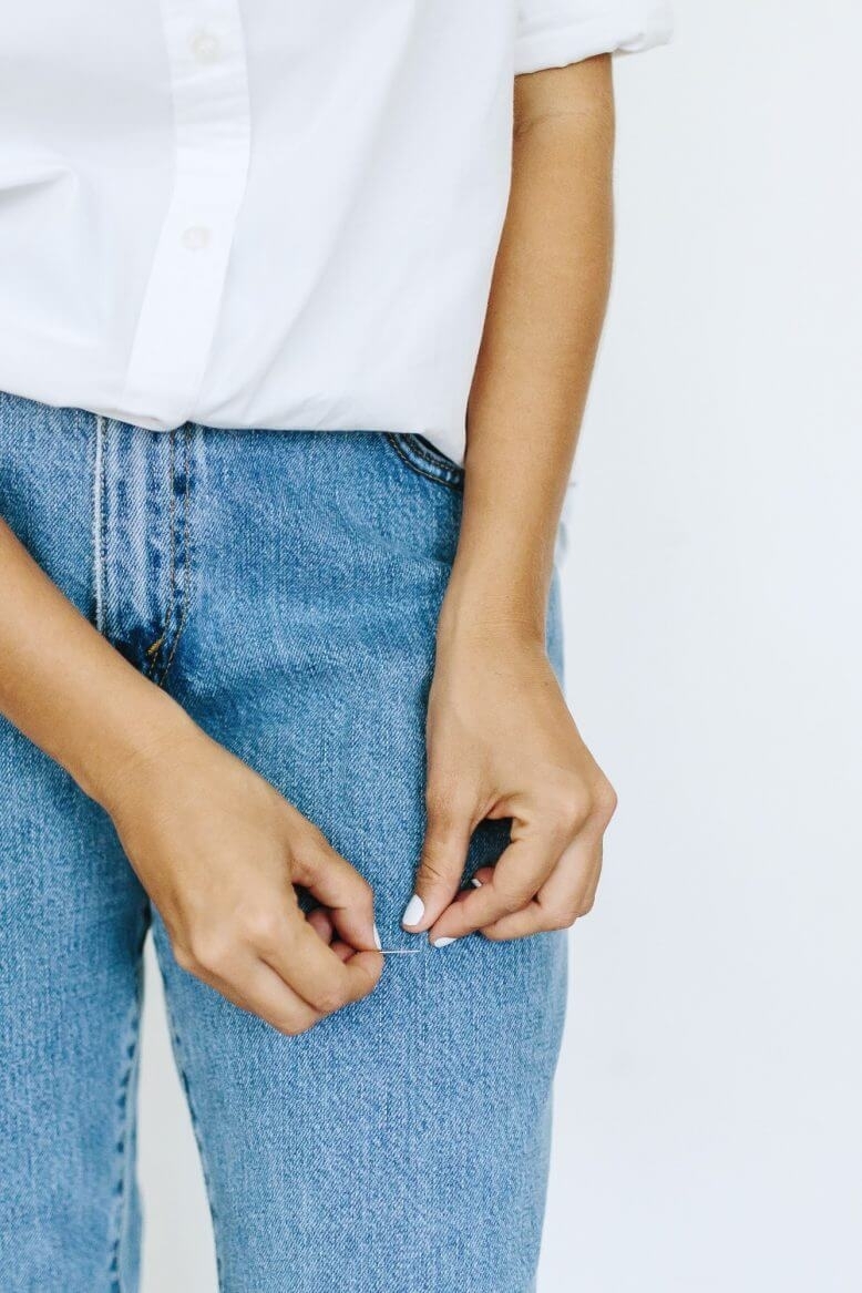Модный летний образ: короткие шорты из старых джинсов своими руками