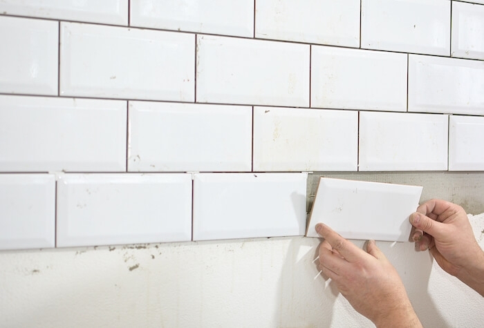 Гид от профессионала: как правильно класть плитку на пол и стены своими руками