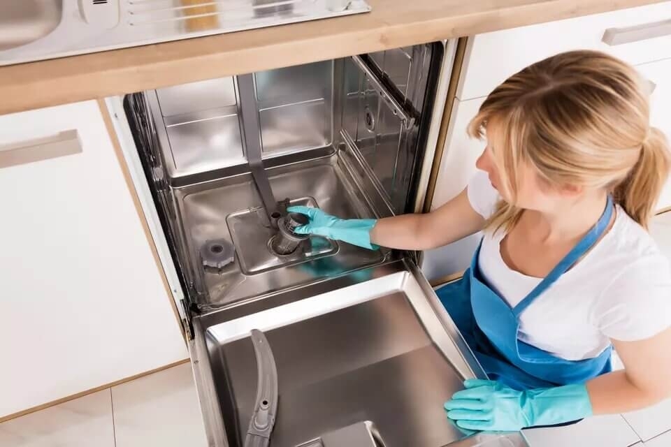 Как очистить фильтр посудомоечной машины, чтобы ваша посуда всегда блестела