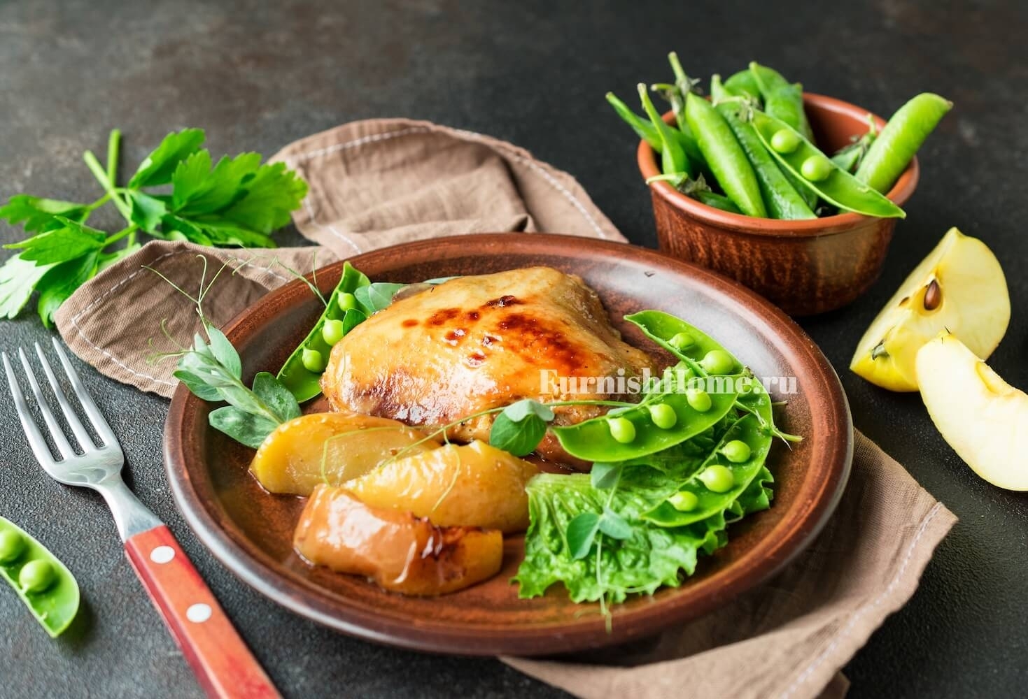 Курица с яблоками и медом